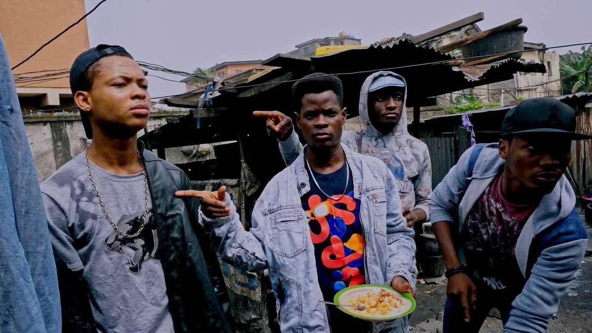 "Sans titre", acrylique et peinture aérosol sur toile, 2019 © Hoda Kashiha. "Kasala!", photogramme, 2018. © Ema Edosio Série "Ibeji", entre 2017 et 2019. © Stephen Tayo.