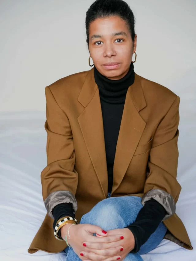 the very talented...@y.a.n.d.e.d.i.o.u.f 
Commissaire "Faire famille" @le_nouveau_printemps
à l'invitation de @kiddysmile 

Si le voguing est une famille, celle que l’on se choisit, c’est l’objet de l’exposition en plusieurs chapitres de Yandé Diouf par ailleurs directrice de projets au Centre Pompidou. Faire famille cherche à redonner voix aux récits marginalisés, invisibilisés ou instrumentalisés pour décoloniser les regards et les imaginaires. Investissant des lieux patrimoniaux (musée archéologique de Saint-Raymond) ou plus contemporains (Université Toulouse- Capitole, Lieu-commun...) ces cartographies invisibles amorcent une grande narration à rebours des hiérarchies et des cloisonnements...

Interview @fomo-vox.com @9lives_magazine 

pic. Mariana Kostandini

#femmesdelart #artyfestival #artiststofollow ##emergingartists #voguing #toulouse