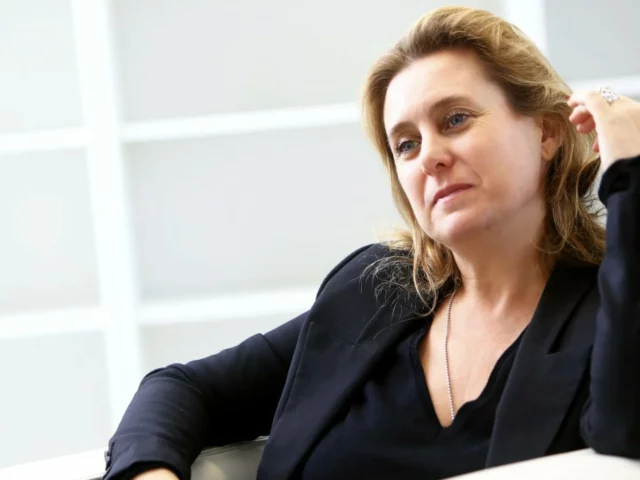 the very talented...@chiaraparisi_paris
director @centrepompidoumetz_ 
A l'occasion des 15 ans de l'institution, projets exceptionnels de "Dimanche sans fin" par @mauriziocattelan_officiel à partir des collections du @centrepompidou
Les Copistes avec @museedulouvre
@donatiengrau commissaire 
carte blanche donnée aux artistes parmi les fascinantes collections du musée parisien 

Interview Podcast @fomo-vox.com 

pic. Karim Siari
#femmesdelart #centrepompidou
#museedulouvre #artistofollow ##artistowatch