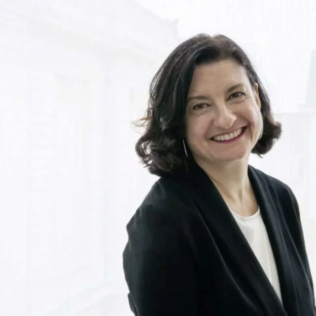 the very talented...Sophie Lévy
general director @levoyageanantes 

Sophie Lévy, qui a dirigé auparavant le LaM à Villeneuve d’Ascq puis le Musée d’arts de Nantes depuis 2016, entend faire évoluer la manifestation vers de nouvelles perspectives. Après cette année de transition, elle ambitionne de retisser le lien entre la ville et la nature, en explorant les éléments naturels fondamentaux tels que la terre, le fleuve, l’air ou la lumière, des forces vives qui donnent à Nantes sa fluidité si singulière...
Elle nous dévoile ses coups de cœur autour de "L'etrange été" thématique 2025 imaginée par Jean Blaise.

@thankswillem
@floramoscovici
@jennakaes
@jeanne_vicerial

@claudinecolin

#femmesdelart #levoyageanantes #artfestival #paysdelaloire #nantesmetropole 

pic. C.Clos